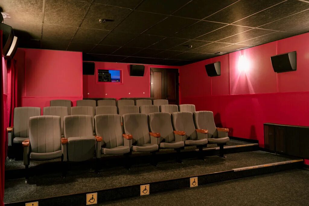 Югорский кинопрокат ханты-мансийск. Вип зал югра синема нижневартовск. Югра-cinema, нижневартовск vip зал. Югра молл нижневартовск кинотеатр. Кинотеатр югра синема.