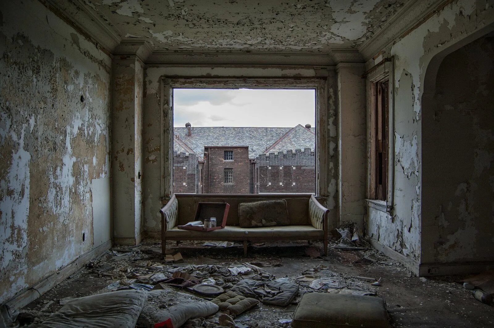 Заброшенная квартира. Разрушенная комната. Комната в заброшенном здании. Заброшенное помещение.