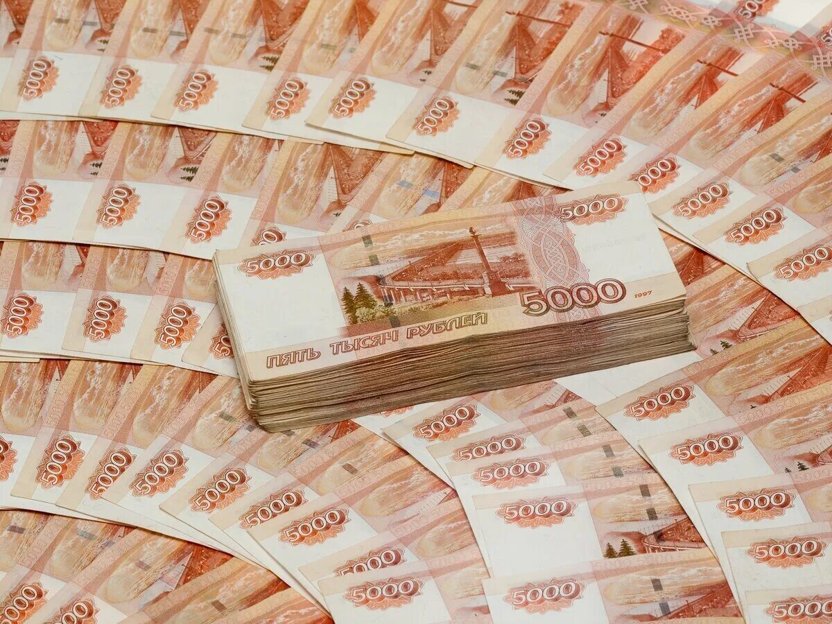 Дайте 3 млн рублей. Пятитысячная купюра. много рублей. пятитысячниые кцупюбры. пяти тысечневые купюры.