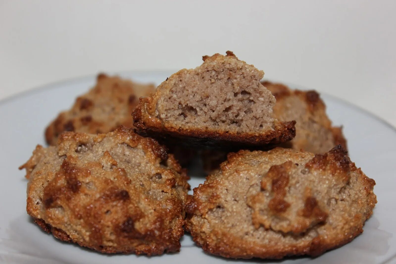 Печенье из гречки. Печенье с гречневой мукой. Печенье из гречки. Выпечка с гречневой мукой. Печенье из гречневой муки.