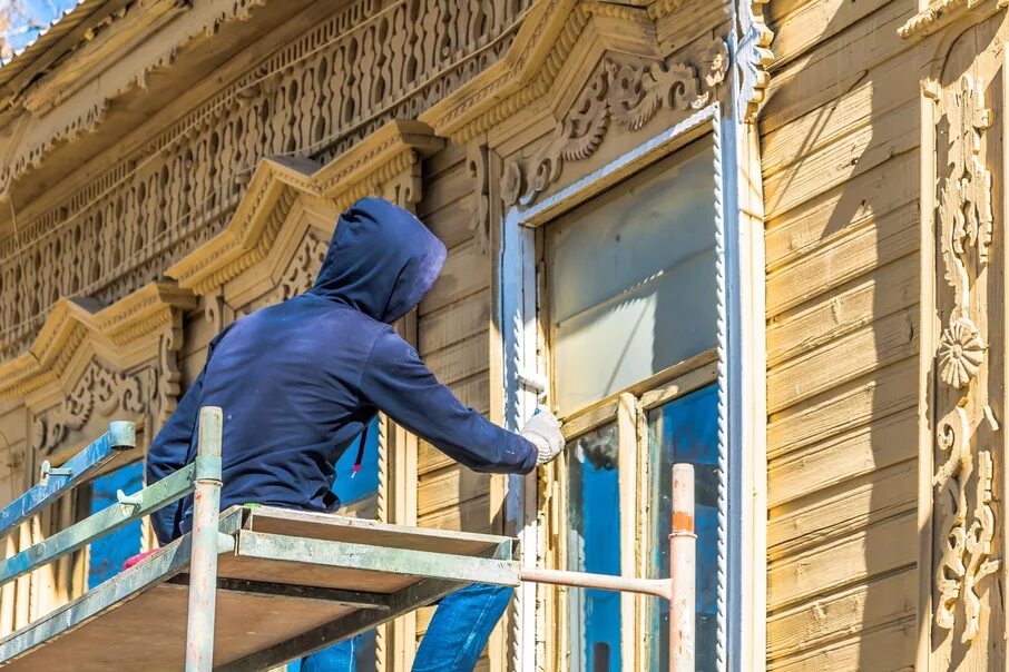 Реставрация фасада здания. Реставраторы на фасаде. реставратор исторических зданий. реставрация фасада. реконструкция фасада.