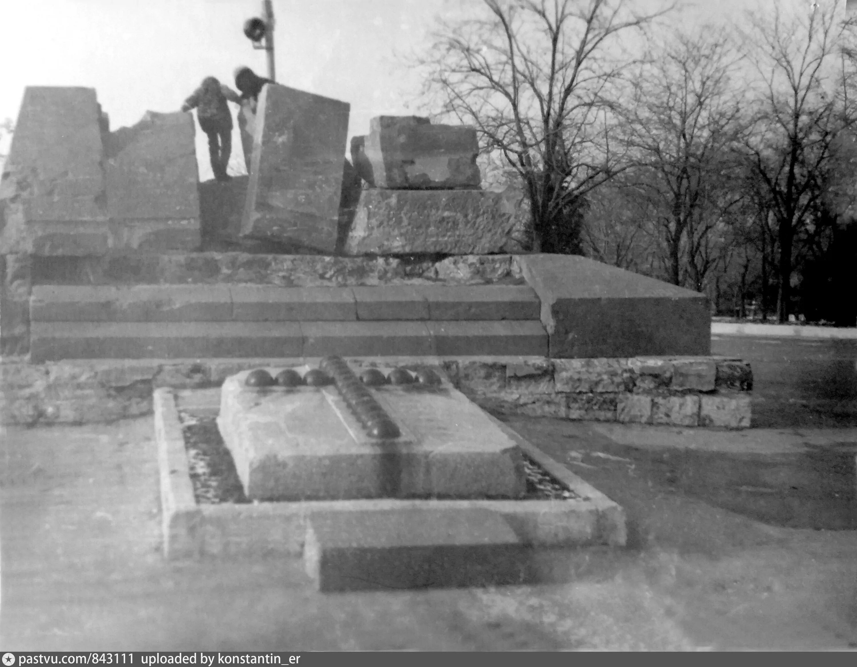 Памятник который был разрушен в 1930 годы. Малахов Курган в ВОВ. Малахов Курган Севастополь памятник Корнилову. Памятник Корнилову на Малаховом Кургане. Памятник летчикам 8-й воздушной армии на Малаховом Кургане.