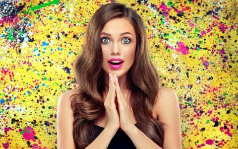 3 девушки на ярком фоне