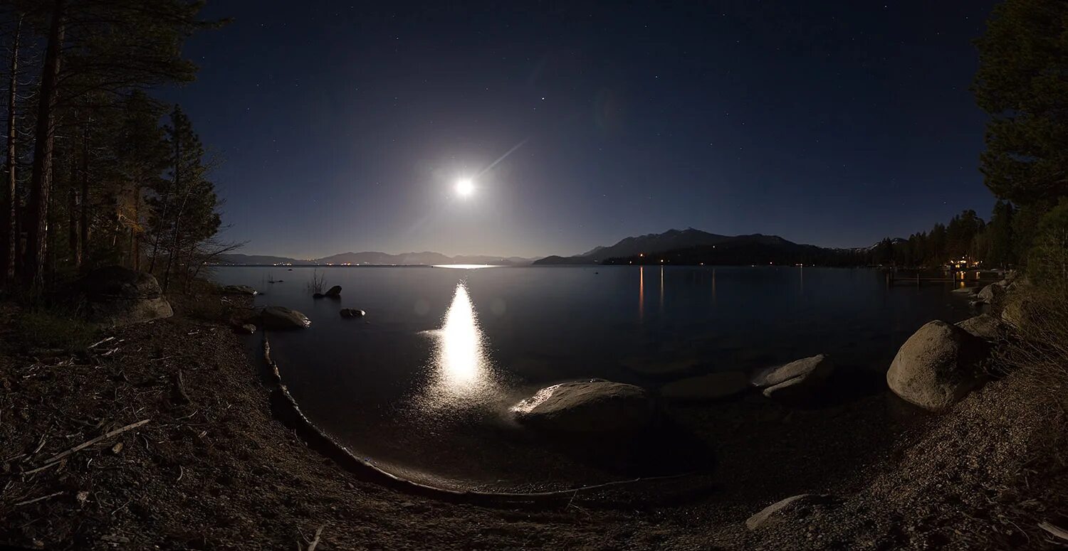 Night lake. Озеро ночью. Река ночью. Берег озера ночью. Ночь озеро Луна.