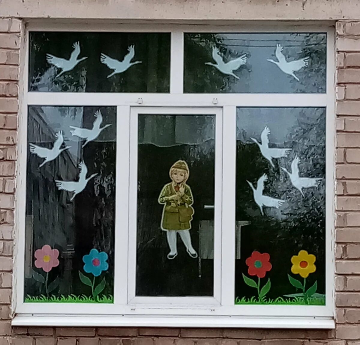 Картинки на окна май. Украшение окон ко Дню Победы. Украшение окон к 9 мая в детском саду. Украшение окон к 1 мая.