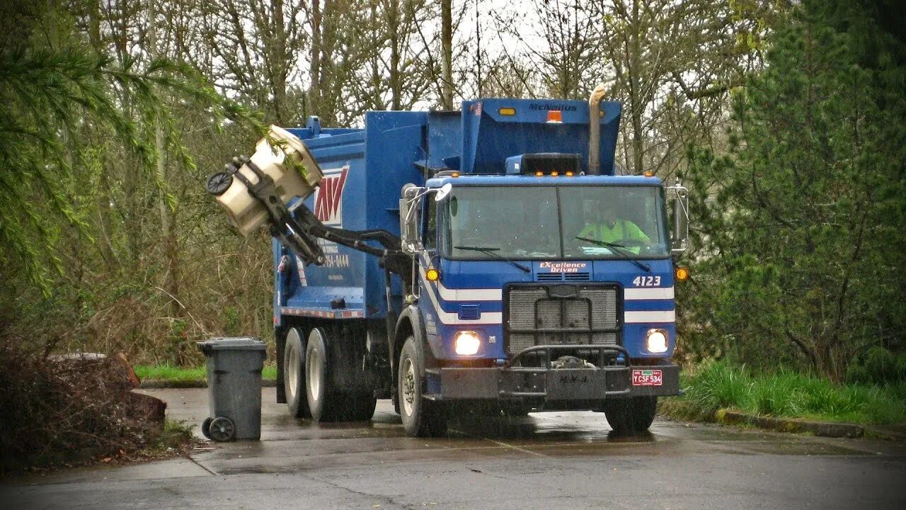 Мусоровоз песенка. Мусоровоз Garbage King. МАКНИЛУС мусоровоз. Вольво WX 64. Мусоровоз MCNEILUS Scania.