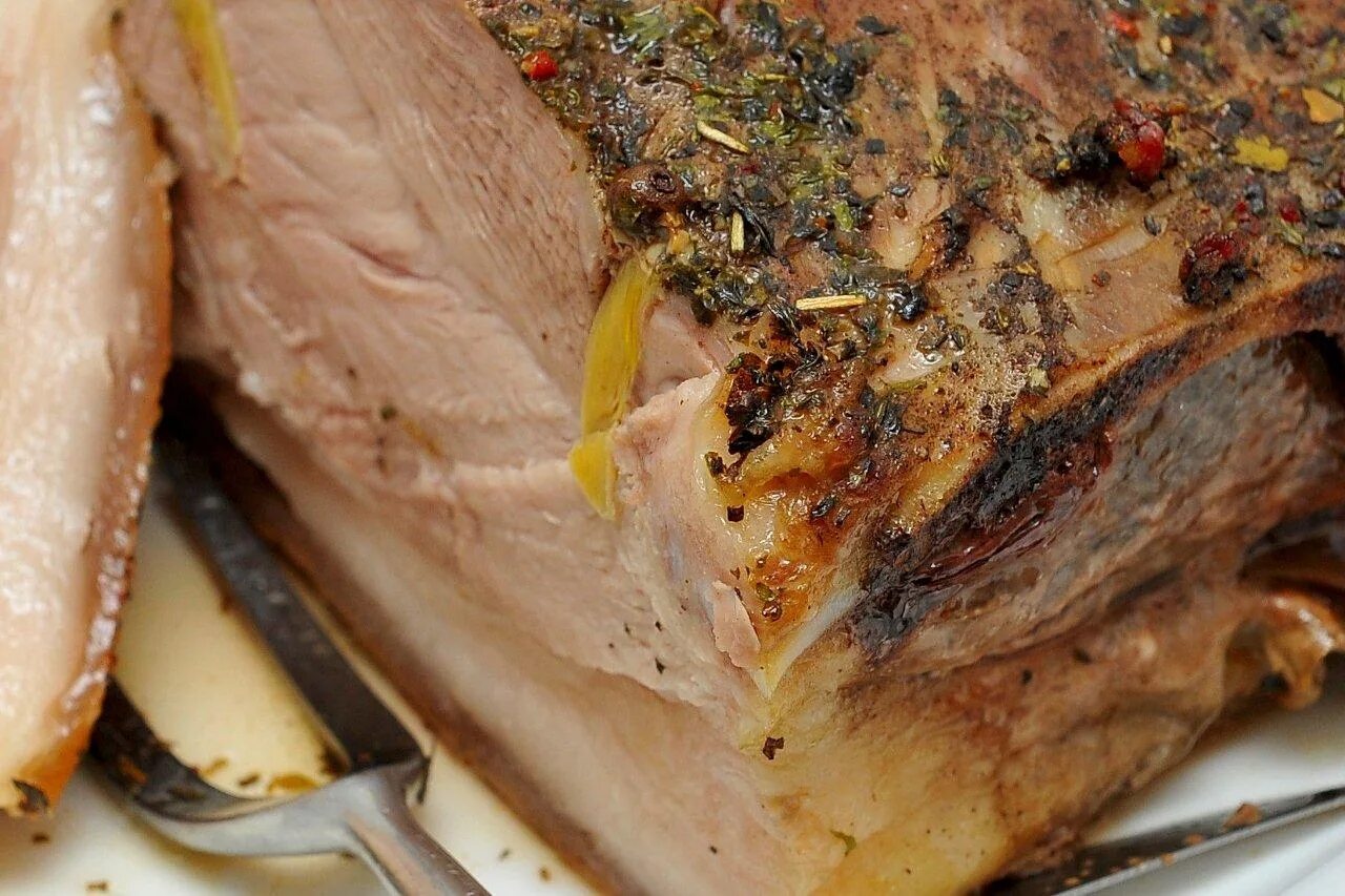 мясо в духовке в пергаментной бумаге. мясов в пергаменте в духовке. мясо в пергаменте в духовке. говядина в духовке сочная и мягкая в фольге. мясо в пергаментной бумаге в духовке.