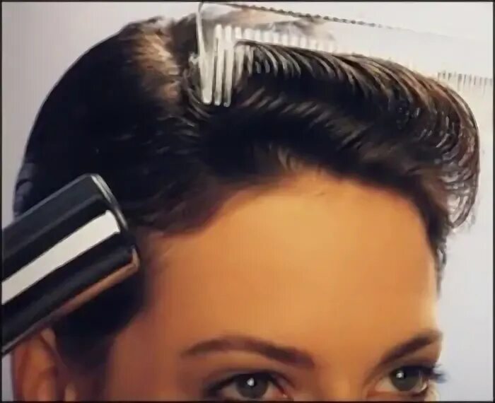 Вихор на макушке. Волосы на лбу у девушки. Как стричь вихор. Отросшие волоски на голове. Как убрать вихор.