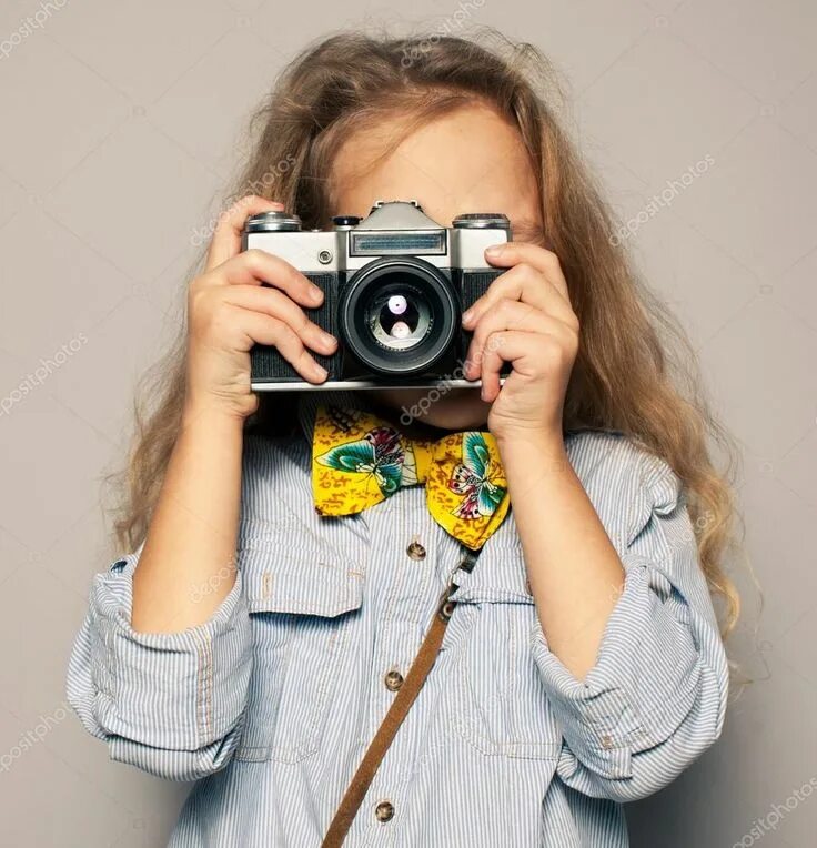 Фотоаппарат для детей. Подросток фотографирует. Фотомодель с фотоаппаратом. Подросток на камеру показала. Передняя камера подростка.