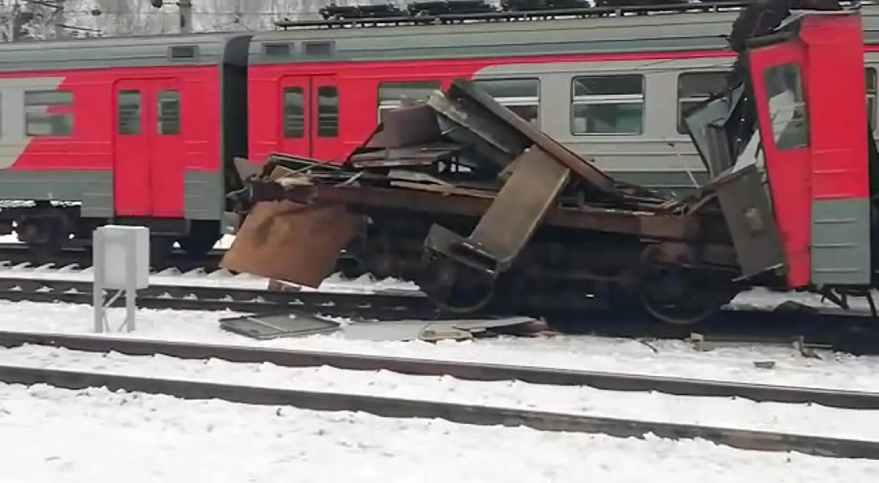 Разрыв поезда. Депо Куровская разорванный вагон. Разорванный вагон депо Куровское. Депо Куровская. Электричку разорвало депо Куровская.