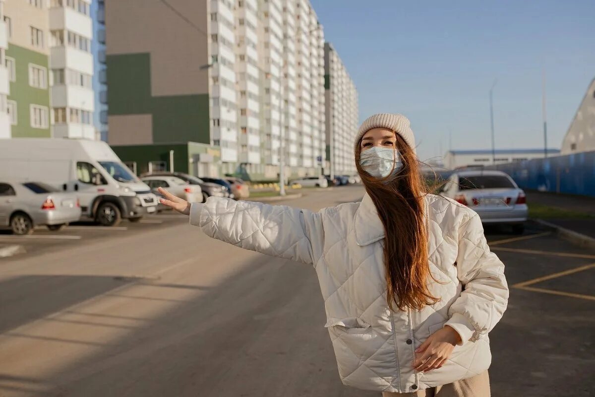 Что давно не цело. Девушка в маске. Масочный режим. Масочный режим в Москве. Масочный режим девушка в маске.