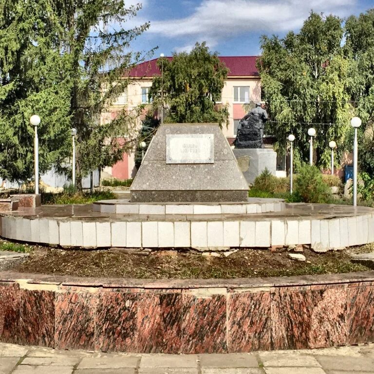 Погода в красноармейске. Памятники Саратовская область г. Красноармейск. Памятники в Красноармейске Саратовской области. Памятники города Красноармейска Саратовской области. Памятник чернобыльцам Красноармейск Саратовская.