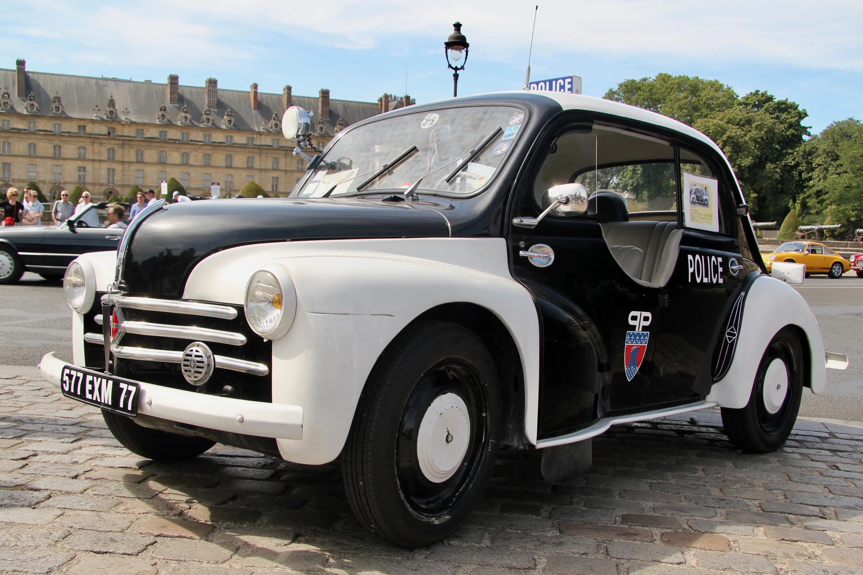 Т668ум69 рено. Renault 4cv. Renault 4cv "Police de Monaco". Renault 4cv Police Montecarlo. 4cv Renault 1:43.