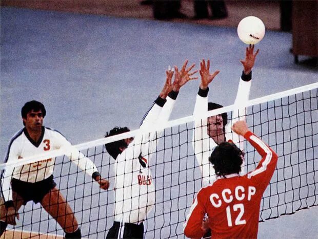 Первые международные соревнования по волейболу год. Сборная СССР волейбол 1980. Волейбол в СССР В 60-80 годы. Мужская сборная СССР по волейболу 1960.