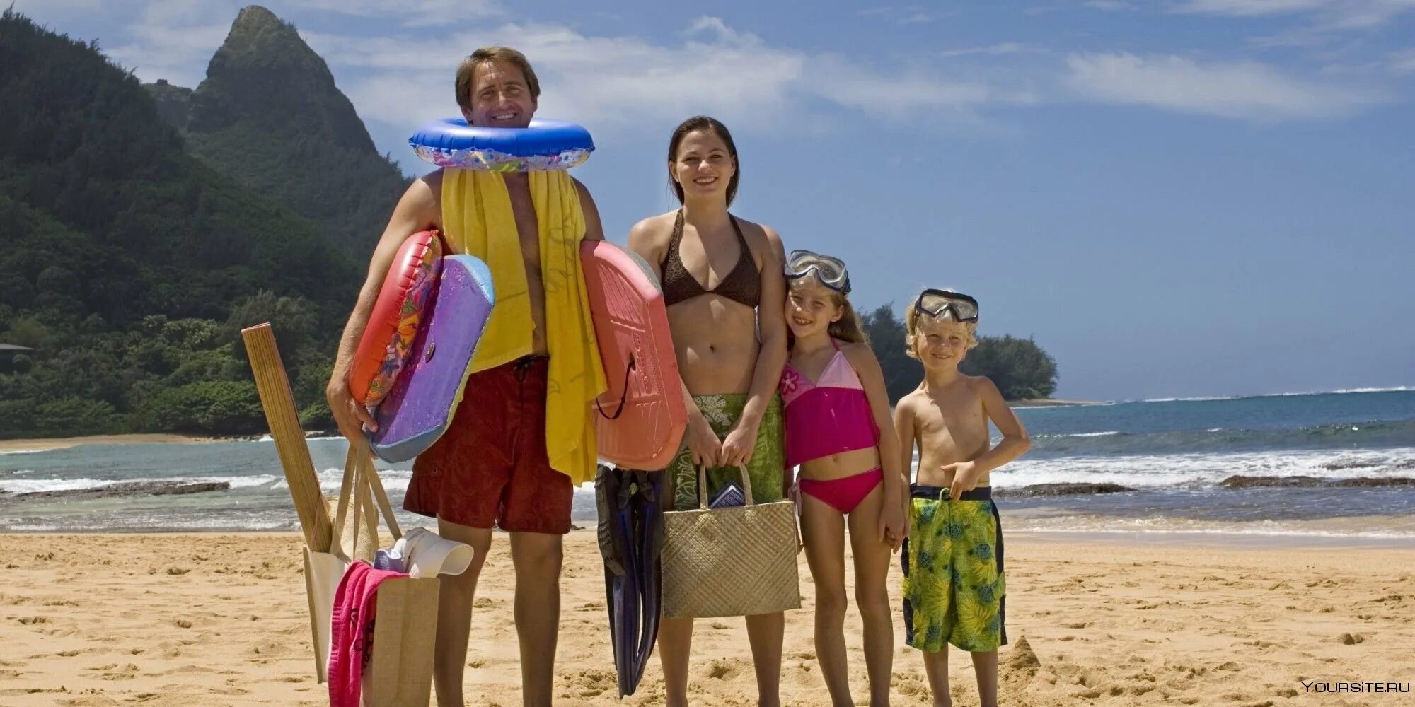 Заграница. Остров ева-Лив. Туристы на отдыхе. Туристы на Гавайях. Отдыхающие туристы.