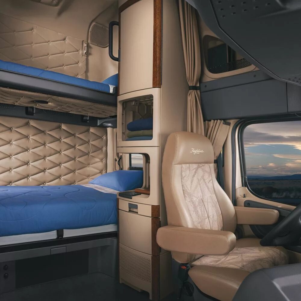 Грузовик внутри. Freightliner Cascadia спальник. Freightliner Cascadia 2020 салон. Freightliner Cascadia 2022 салон. Mercedes Actros 2020 спальник.