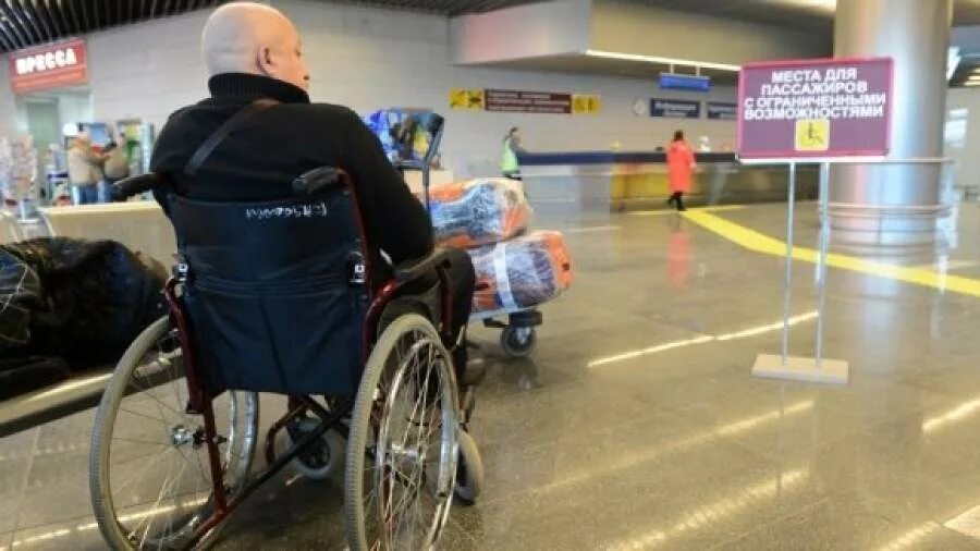 Инвалид в самолете. Ручной досмотр пассажиров. Пассажиры с ограниченными возможностями. Пассажиры с ограниченными возможностями аэропорт. Инвалиды в аэропорту шереметьево.