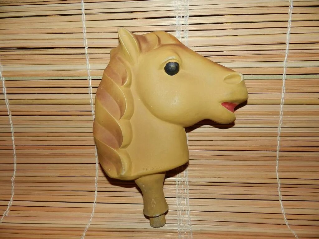 Деревянная лошадка на резинках. Резиновая голова лошади. Резиновая игрушка лошадь СССР. Резинка с лошадкой.