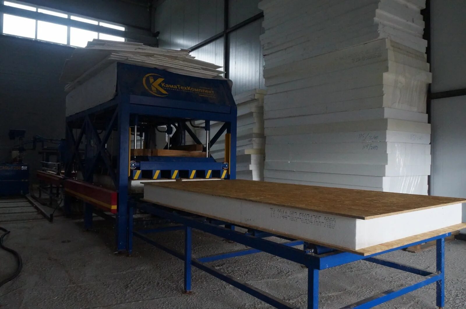 Станок для производства sip панелей. Линия для производства сип панелей. Оборудование для производства сип-панелей уип-6м-3к. Станок для резки сэндвич панелей 3500х3500. Технология производства сип панелей.