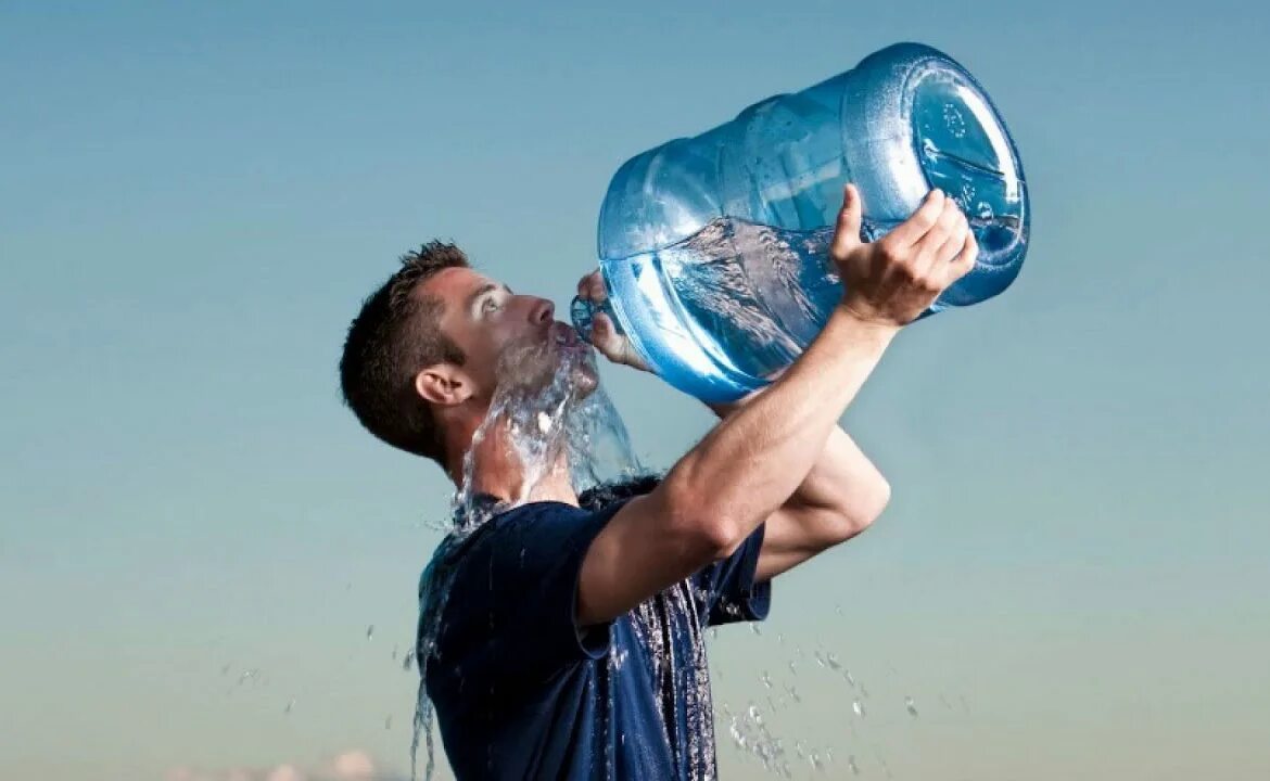 Человек с бутылкой воды. Пить много воды. Пьет воду из бутылки. Пейте больше воды.
