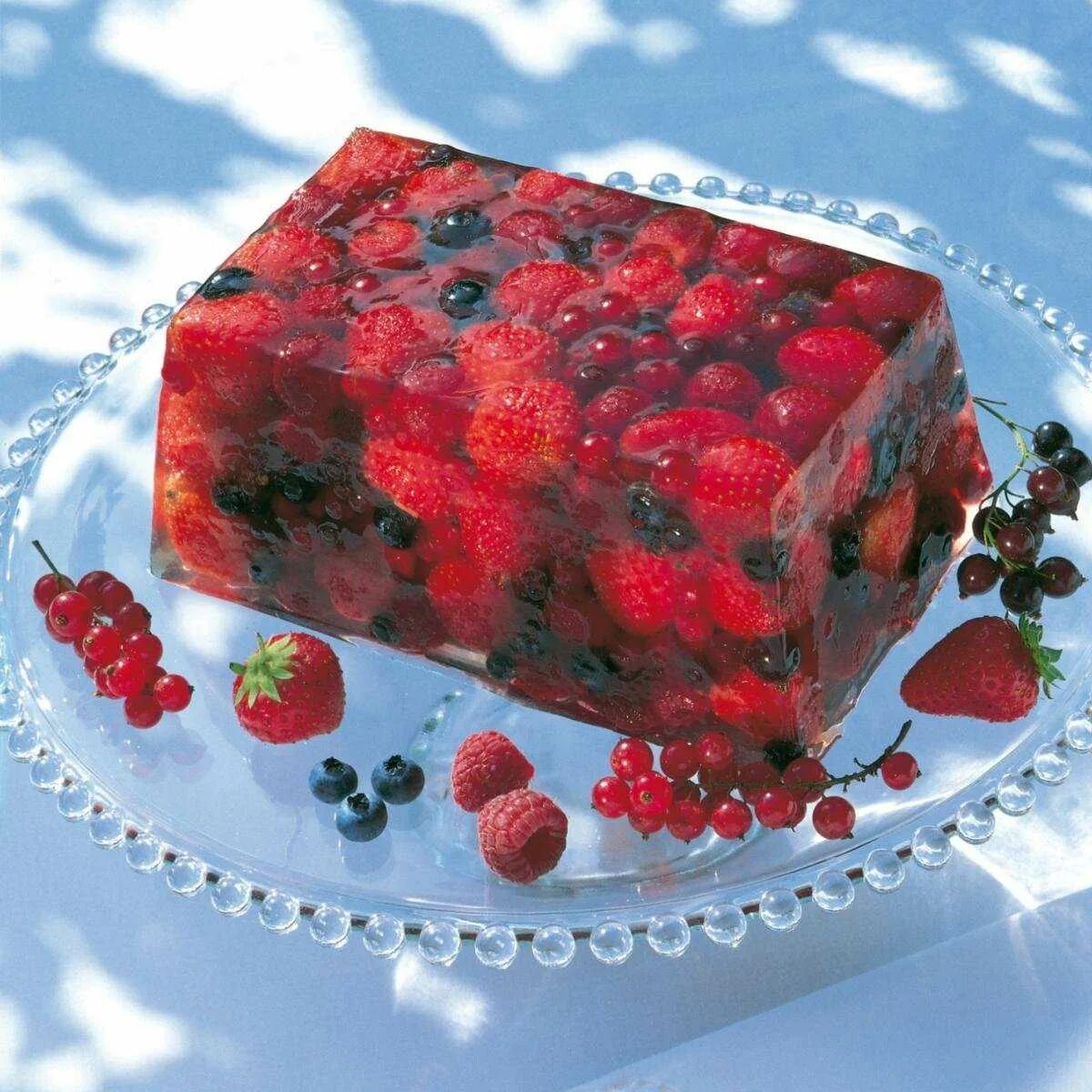 Желатин можно замораживать. Ягодный террин. ЖЕЛЕЙНЫЙ ягодный торт. Йогуртовый торт с желе и фруктами. Торт с ягодами в желе.