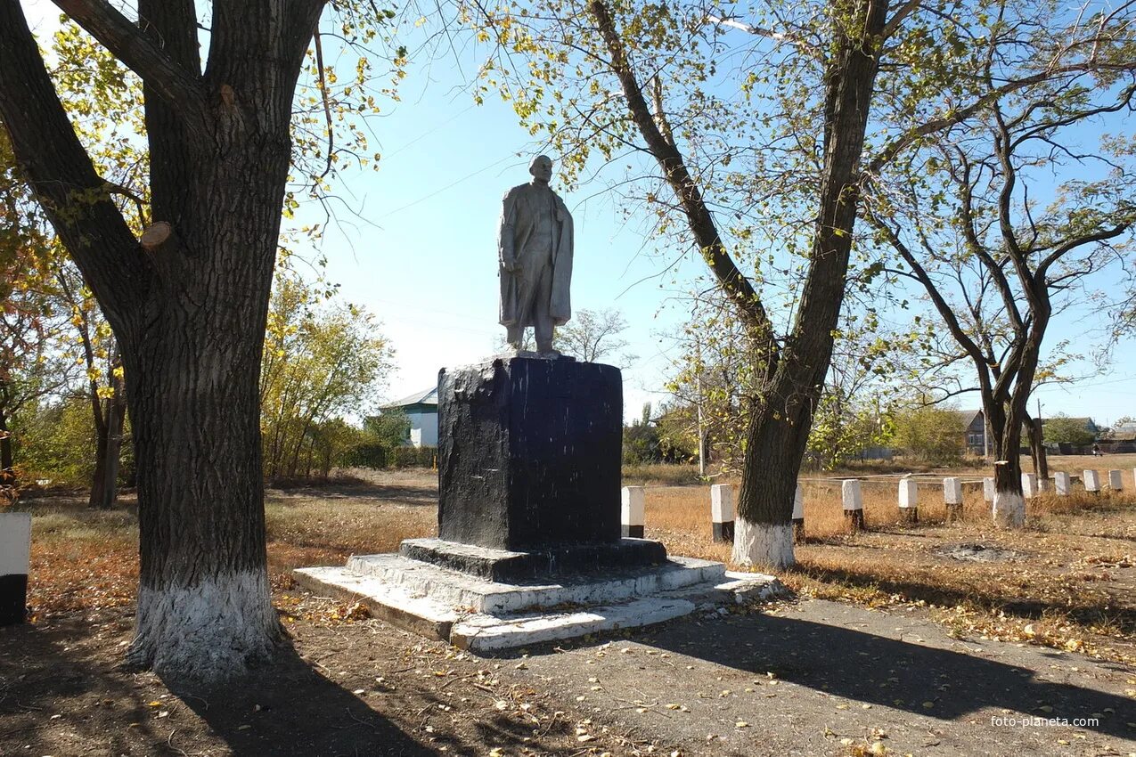 Станица Жуковская Дубовский район Ростовской области памятники. Памятник Ростовской  области Дубовский район Жуковский  памятник. Станица Ильинская Дубовский район Ростовская область.