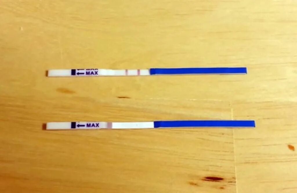 Положительный тест на беременность 2 полоски. Тестна беременности2 полоски. Как выглядит тест с двумя. Evitest на беременность. Тест на беременность полоски.