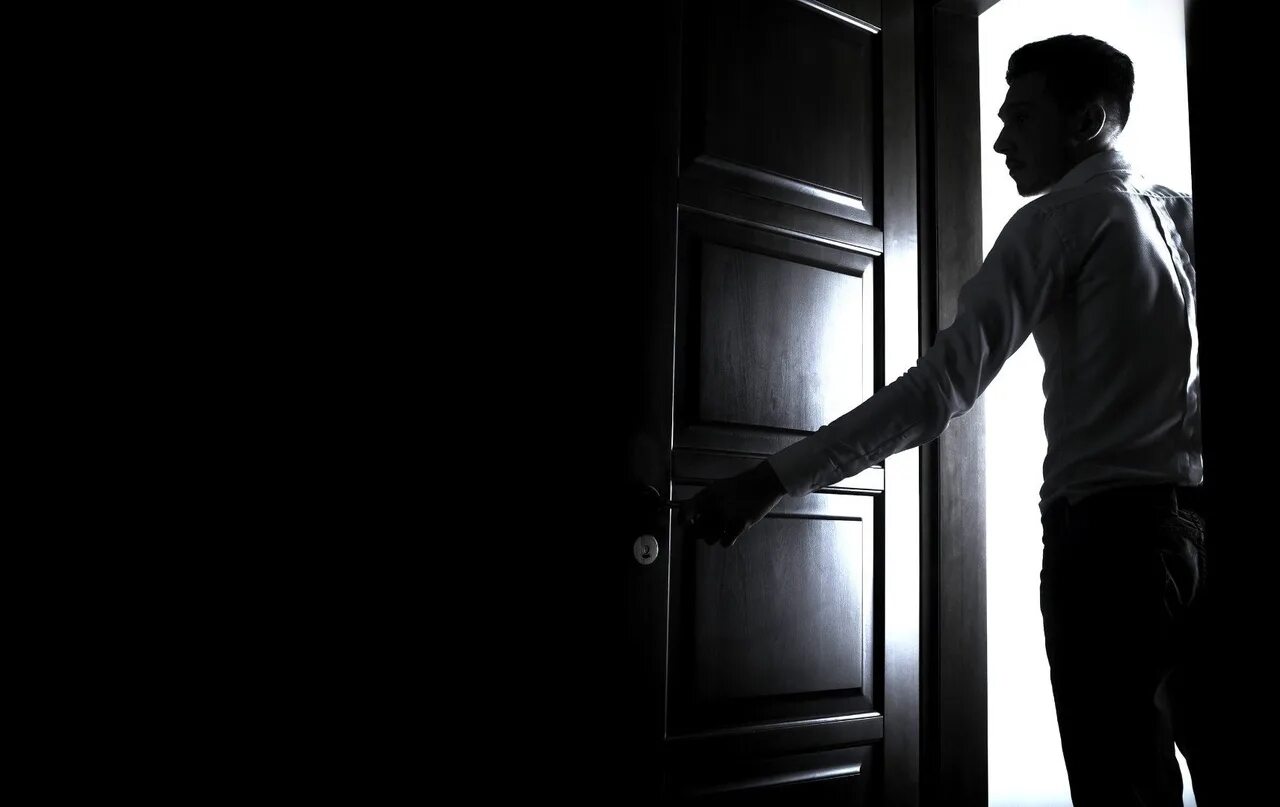 Мужчина в дверях. Силуэт в дверном проеме. Человек заходит в комнату. Мужчина и женщина за дверью. Человек у закрытой двери.