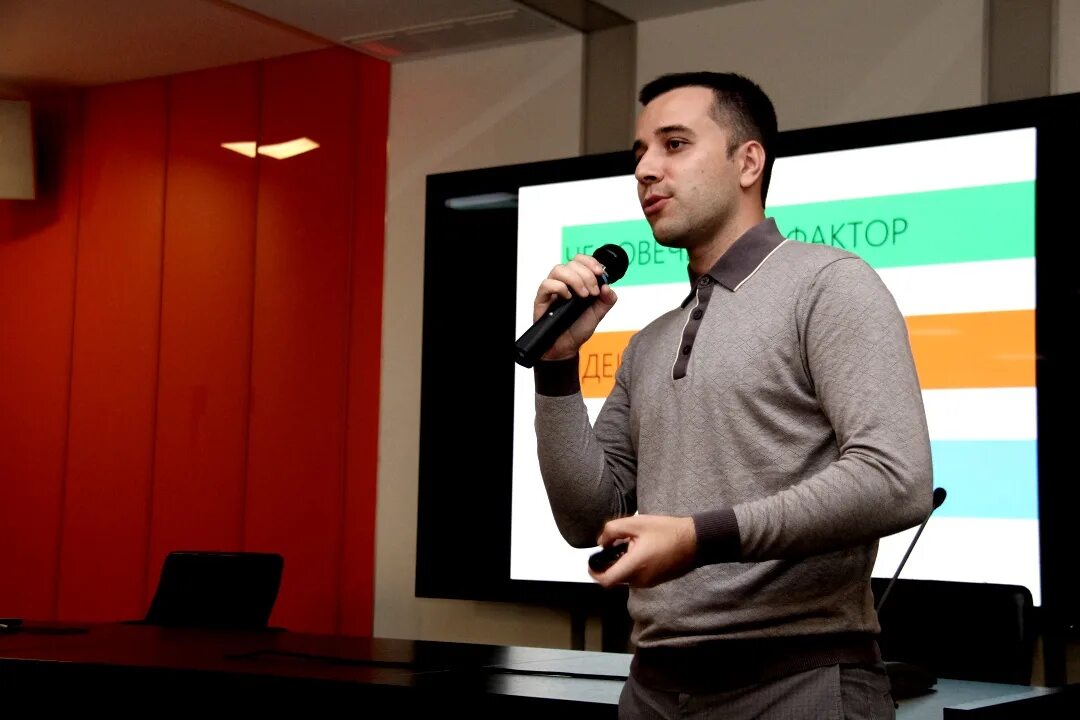 Человек за компьютером. It специалист. Программист. Специалисты it-сферы. Профессия программист.