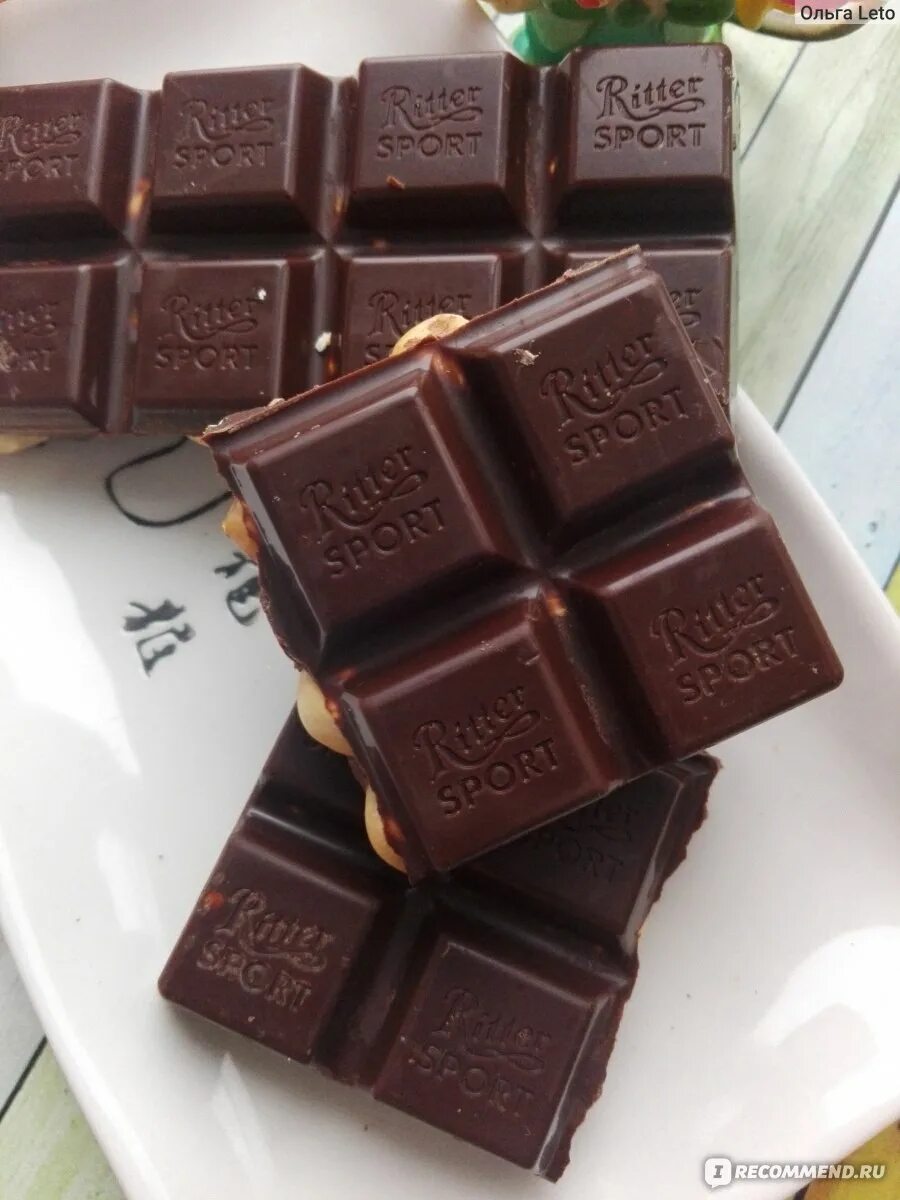 Шоколад квадрат. Риттер спорт темный шоколад с фундуком. Шоколадка квадратная Ritter. Квадратные шоколадки Риттер спорт. Шоколадки маленькие квадратные.
