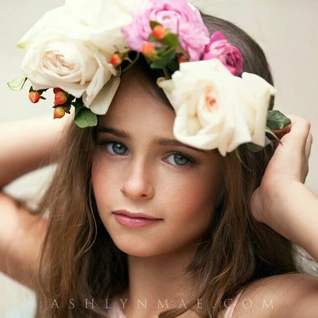 Фотографии девочек. Дети с белыми волосами. Девочка с цветами. Букет цветов для детей. Девочка с цветами.