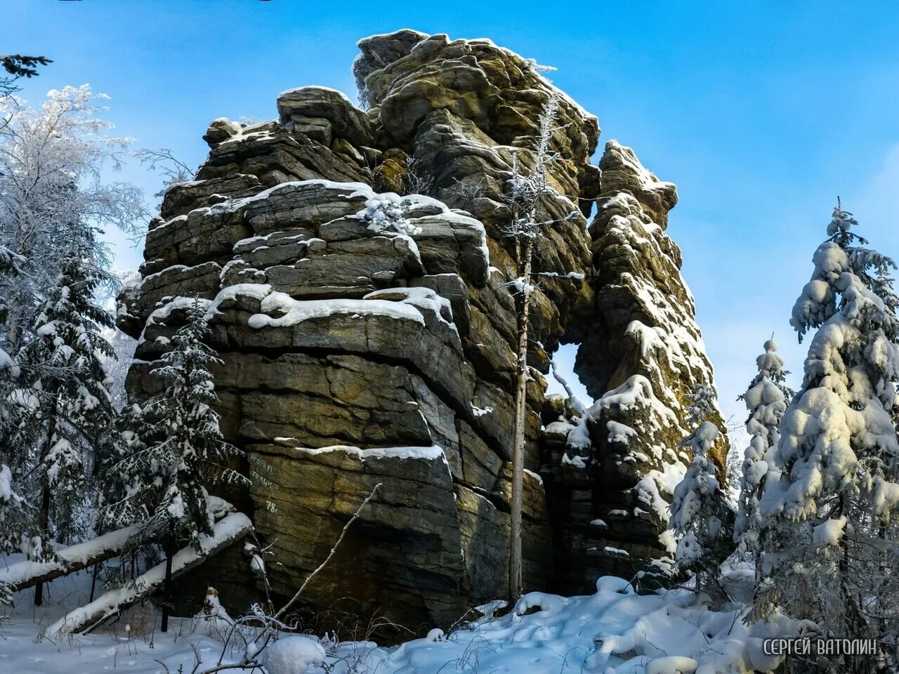 Синегорская вода нижний. Синегорье скалы Нижний Тагил. Скала арка Синегорье. Скала кораблик Синегорский. Скала арка Синегорский хребет.