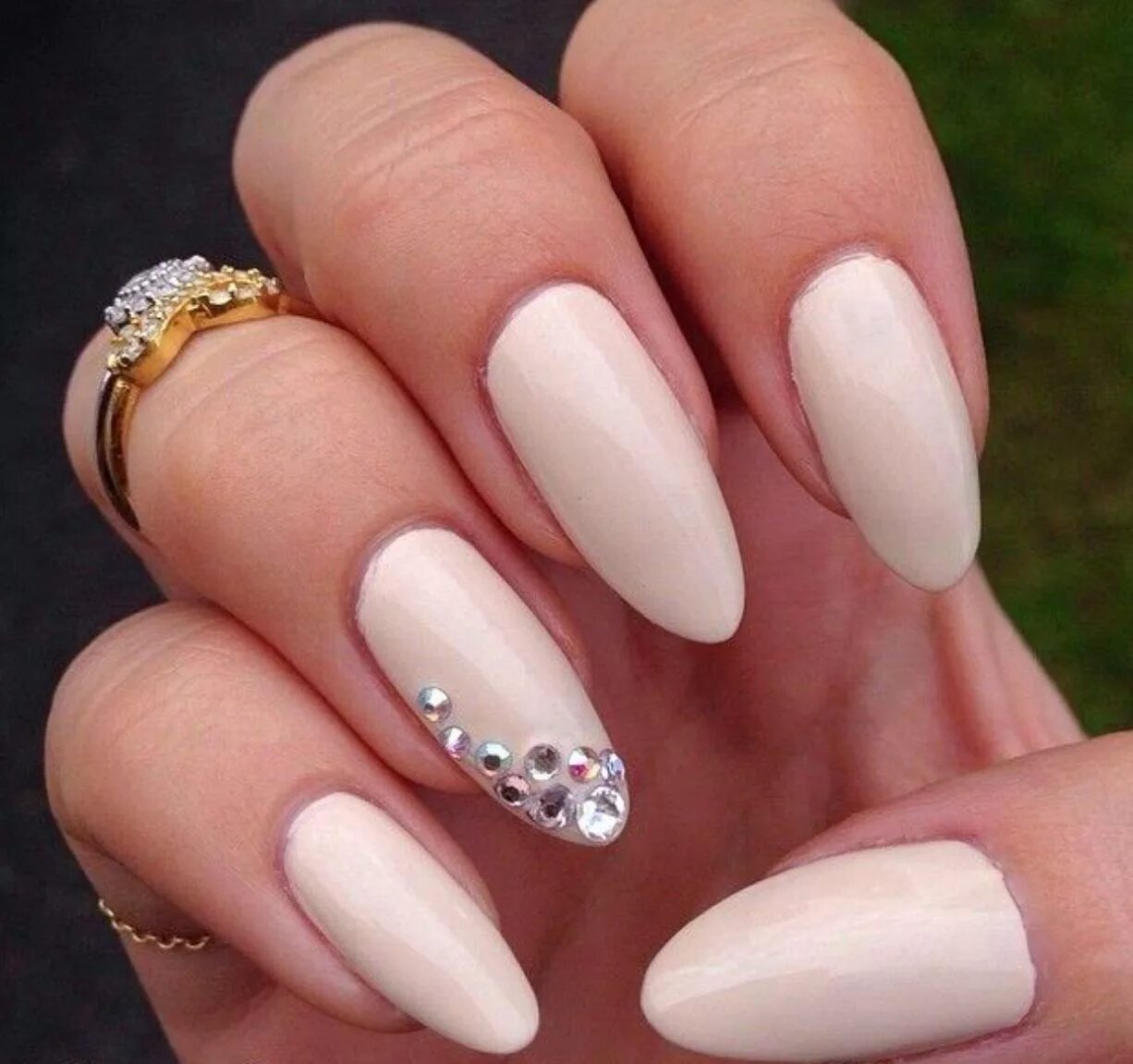 молочные ногти со стразами. свадебный маникюр для невесты. светлые ногти со стразами. молочные ногти со стразами. маникюр со стразами.
