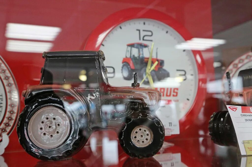 Фирменный магазин мтз. Магазин мтз. Фирменный магазин мтз в минске. Тракторный завод беларусь магазин. Фирменный магазан мтз в сморгони.