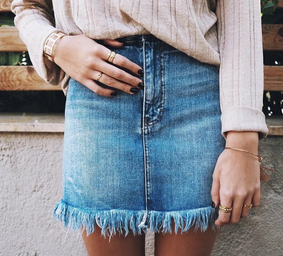 Можно ли джинсовая юбка. Юбка джинсовая. Джинсовая юбка с бахромой. Красивые джинсовые юбки. Модные джинсовые юбки.