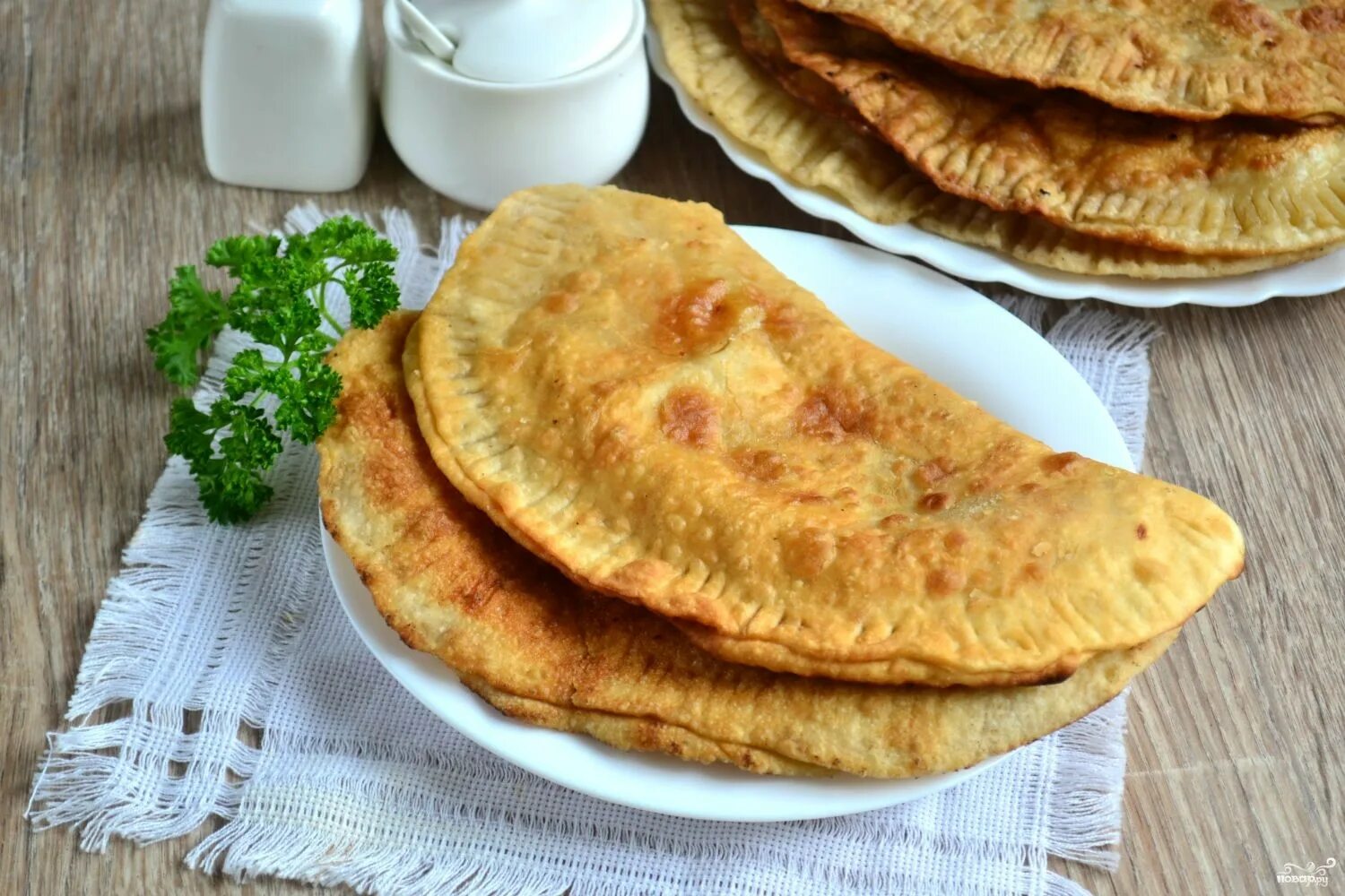 Чебуреки домашние с мясом пошаговый. Самса хачапури чебуреки. Чебуреки с мясом. Чебуреки фото. Чебуреки аппетитные.