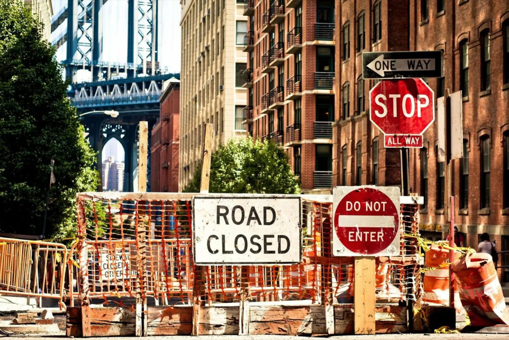 Enter close. Closed город. табличка город нью йорк. new york road sign. улица довлатова в нью-йорке.