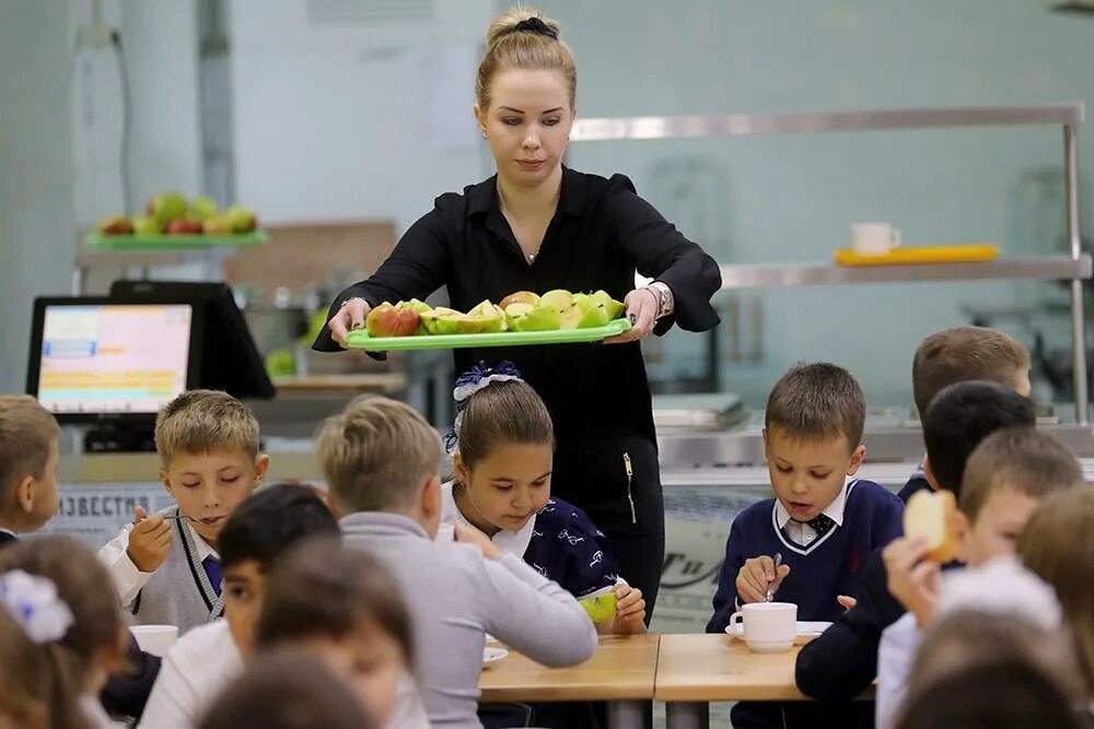 Обед в школе. Питание детей в школе. Школьная еда. Еда в школе в России. Школа про еду