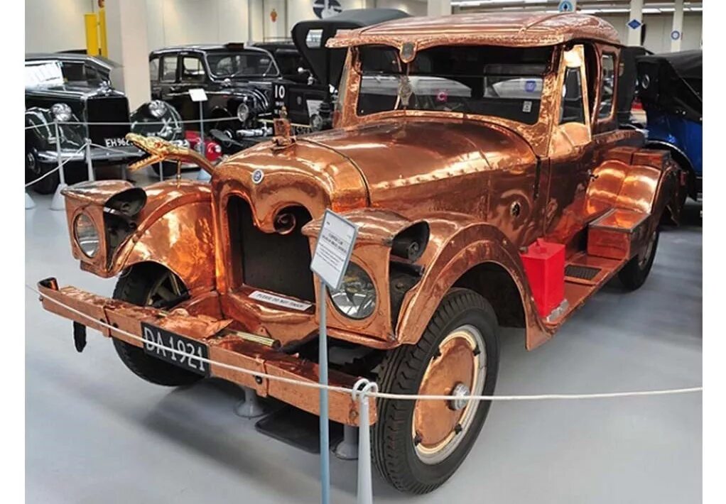 медный автомобиль. ланд ровер оранж ровер медный цвет. маракеш браун b09. автомобили из меди. медный автомобиль.