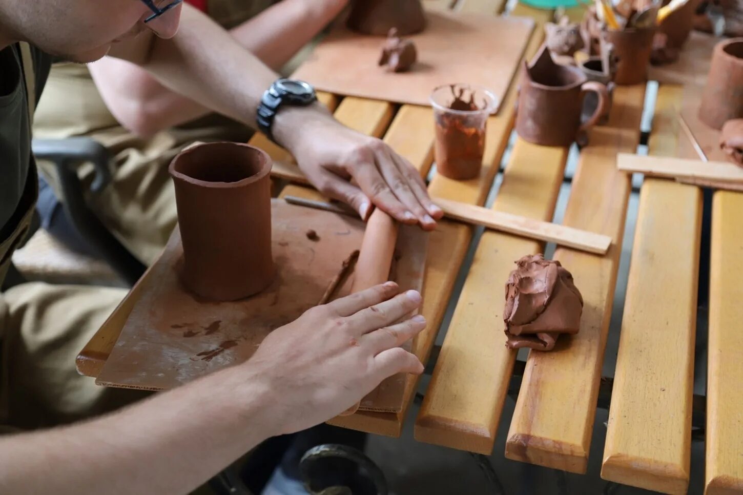 керамика для детей занятия. кружок глины для детей. глинотерапия для детей. лепим из глины. гончарная мастерская кусково.