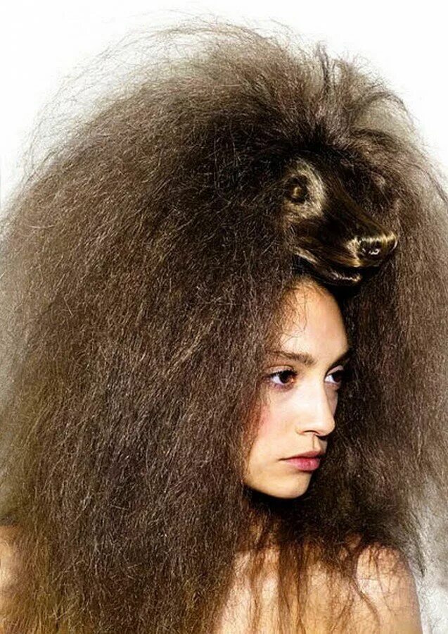 Волосы пушатся и торчат. Пушистые волосы от гофре. Волосы пушатся. Длинные сухие волосы. Пушистые пористые волосы.