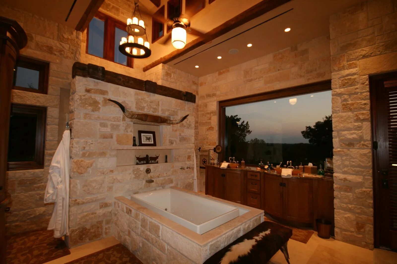 Отделка камнем в интерьере. Отделка ванной комнаты камнем. Комната камень. Необычный интерьер ванной. Комната камень.