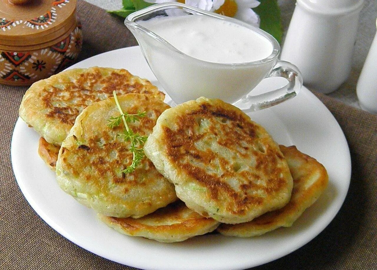 Пышные кабачковые оладьи рецепт. Оладьи из кабачков. кабачковые оладьи пышные. кабачковые оладьи на кефире. оладьи из кабачков на кефире.