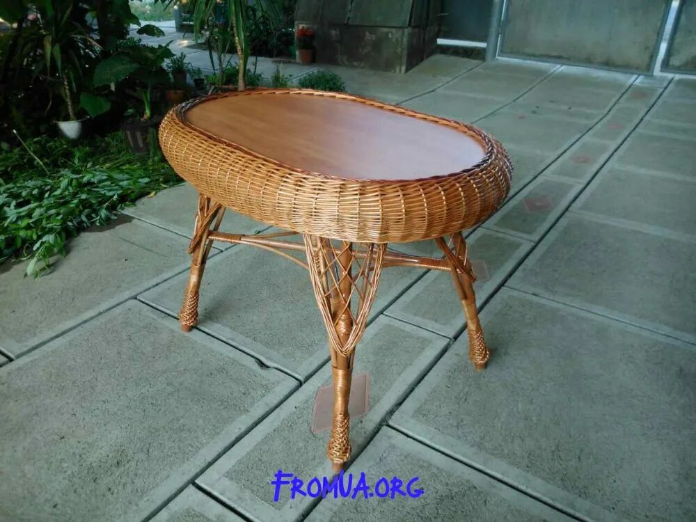 Плетеный кофейный столик. Ратанг авалной. Столики из лозы. Столики из лозы. Стол плетеный из лозы.