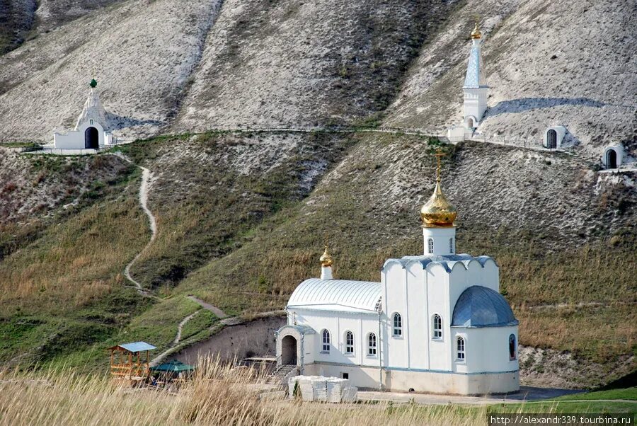 Монастыри воронежской области сайт. Дивногорский Успенский монастырь. Свято-Успенский Дивногорский мужской монастырь Воронежская область. Костомаровский женский монастырь Воронежская область. Дивногорский мужской монастырь пещерный храм.