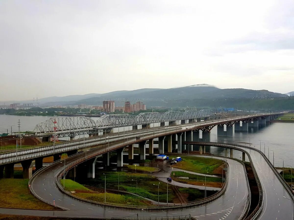 В красноярске на николаевском мосту. Николаевский мост Красноярск. Четвертый Николаевский мост в Красноярске. Мост через Енисей в Красноярске. Николаевский, Железнодорожный мост Красноярск.