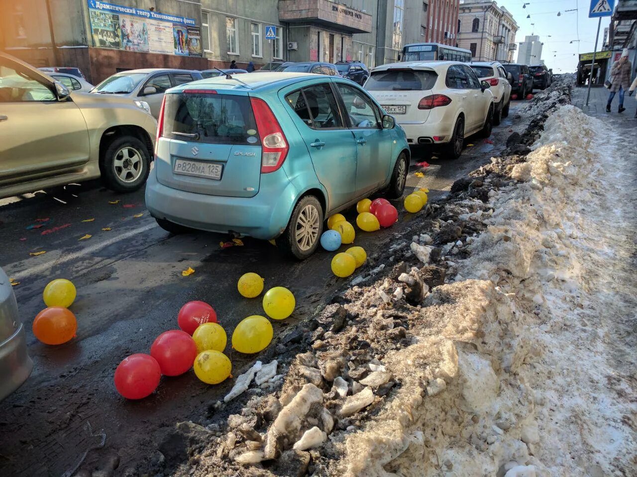 На шаре владивосток. Лопнувшие воздушные шары на улице. Шарики в мусорке. Гелевые шарики на мусорке.