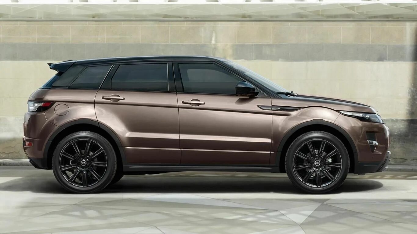 Range Rover Evoque коричневый. Рендж Ровер Эвок бронзовый. Коричневый ренрж Ровер Евок. Рендж Ровер Эвок шоколадный. Our of range