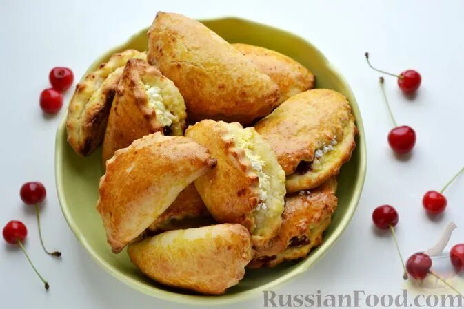 Сочник с вишней. Сочник с вишней