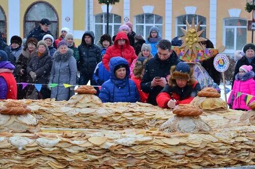 Где самая большая масленица. Самый большой блин. Пирог на Масленицу. Самый большой блинный пирог. Огромный блин теремка на Масленицу.